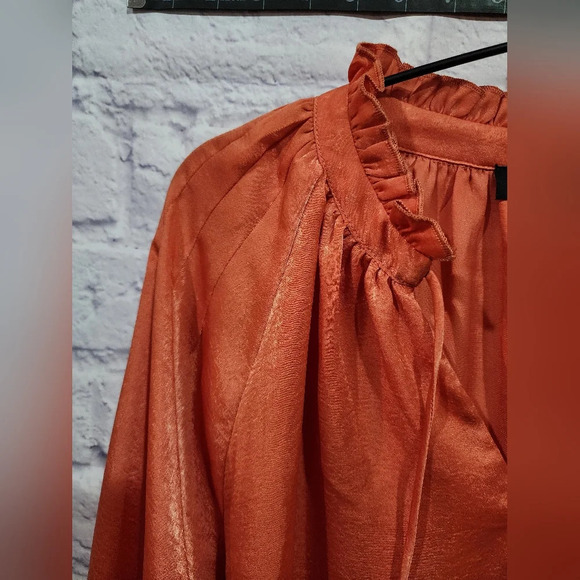 Sophisticated Tahari blouse with silky, flowy material and ruffle neckline - Picture 3 of 10